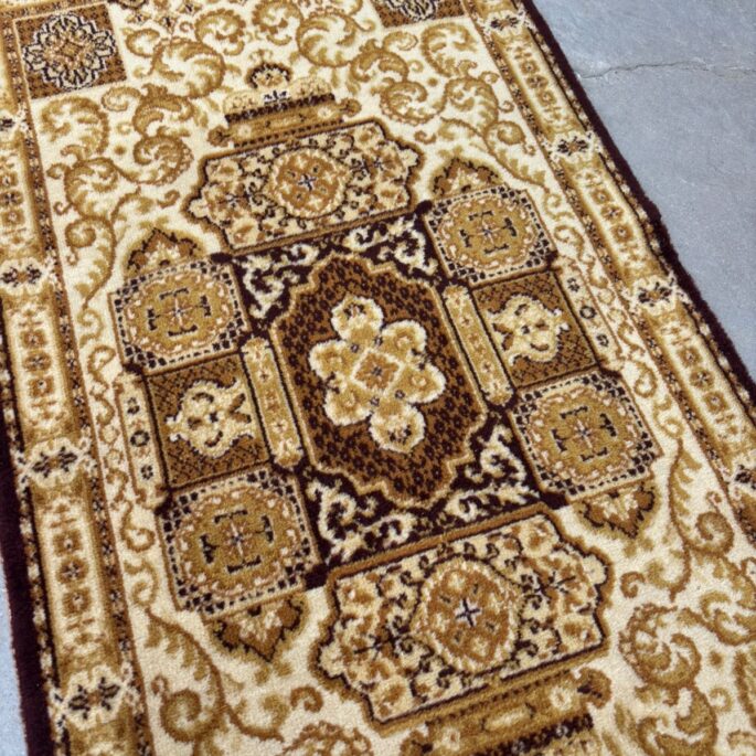 Paklājs ar ornamentiem (67 x 125 cm) (prece uz pasūtījumu)
