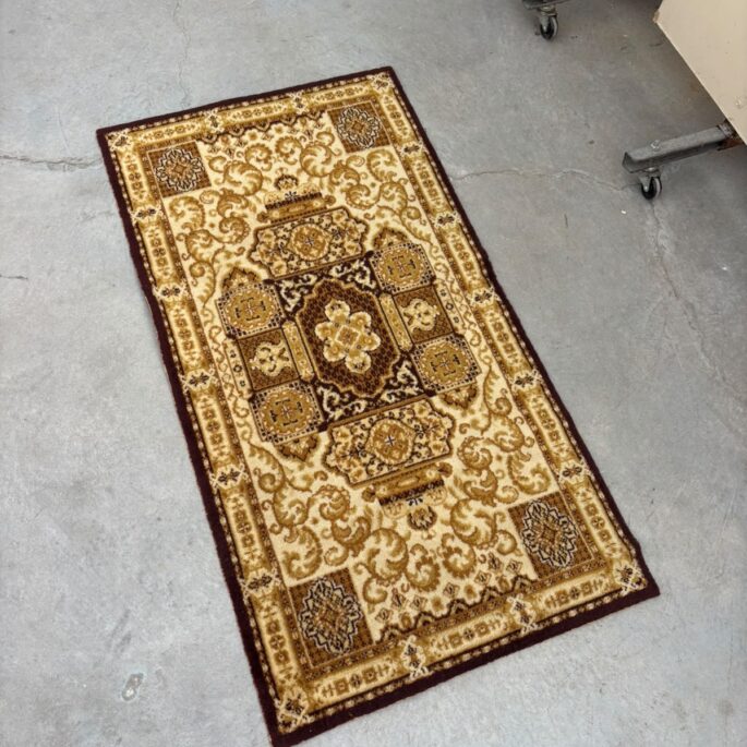 Paklājs ar ornamentiem (67 x 125 cm) (prece uz pasūtījumu)